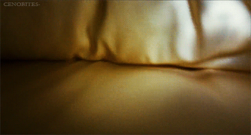 Гифка - Монстр под одеялом