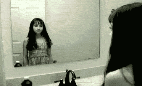 Ужасное отражение в зеркале - Гифка