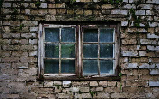 окно старого дома