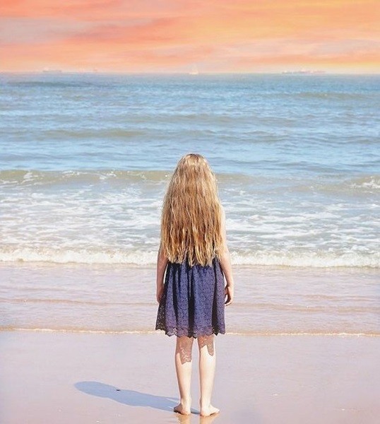 девочка у моря