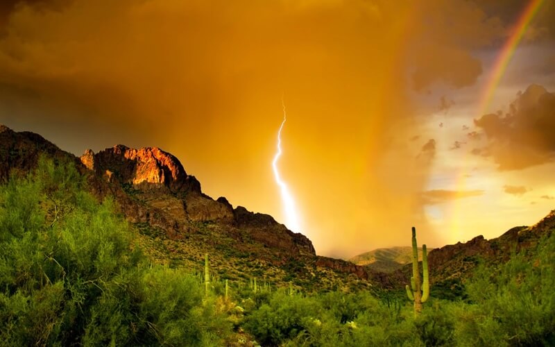 Горы Суеверия фото с молнией