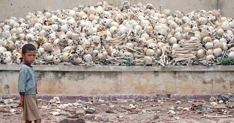 Поля смерти черепы и кости