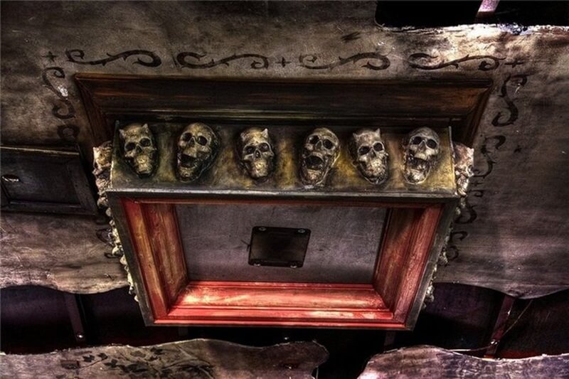 Ресторан ужасов T'Spookhuys и черепа