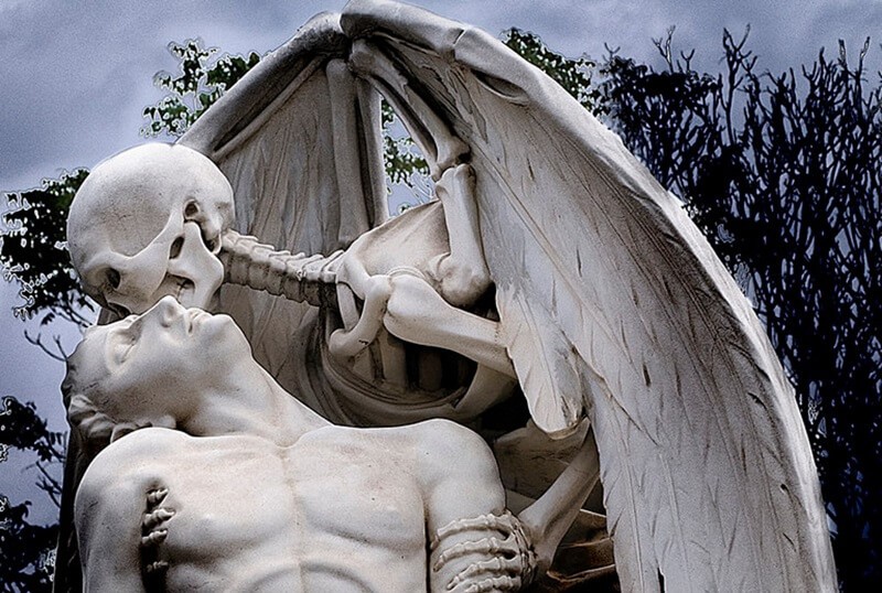 Скульптура «Поцелуй смерти» фото