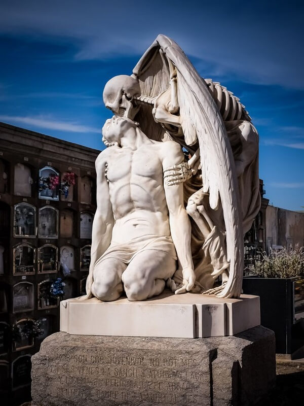 Скульптура «Поцелуй смерти»
